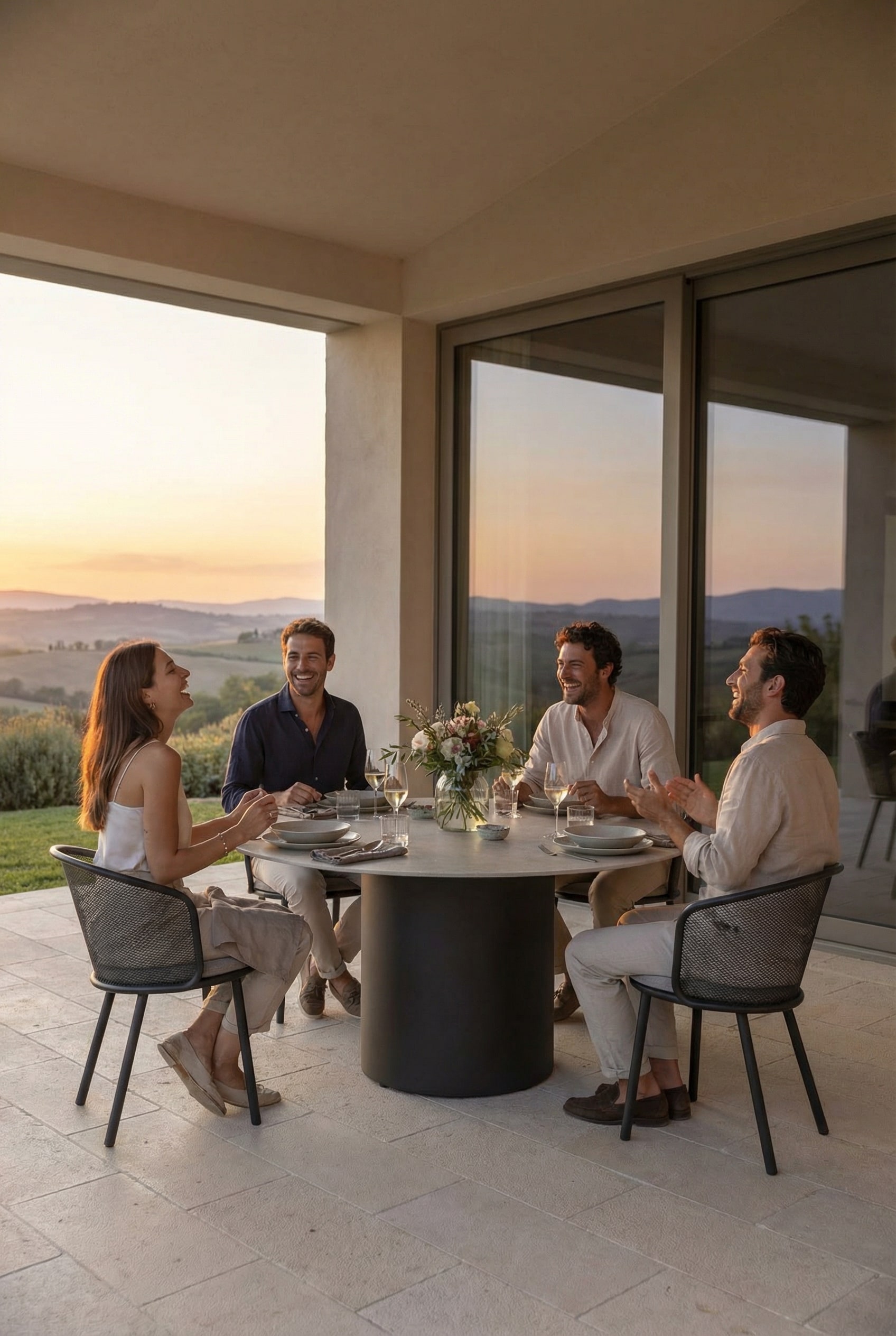 Table &agrave; manger moderne en c&eacute;ramique Todus Branta dans un int&eacute;rieur lumineux