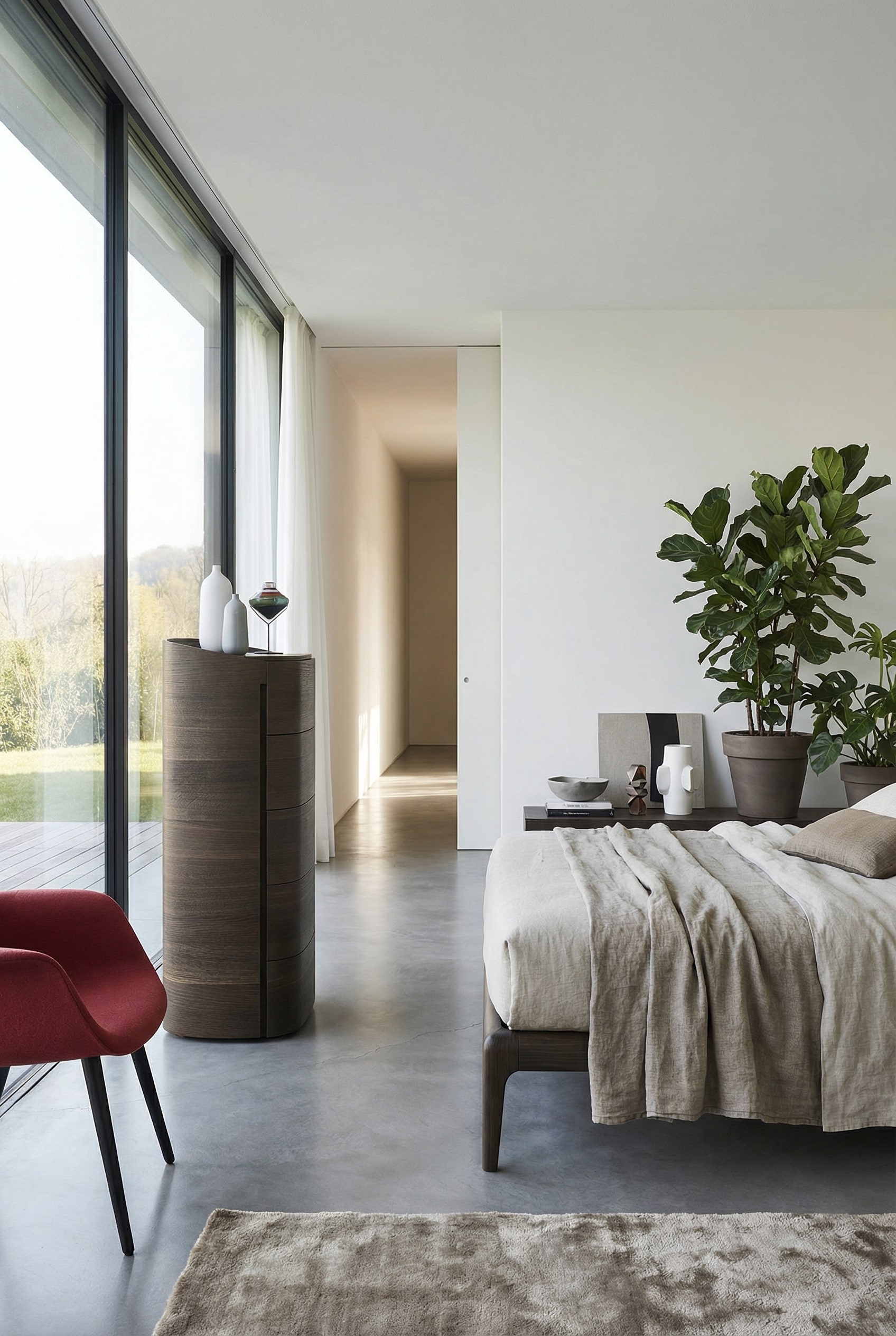 Commode avec des coins doucement arrondis dans un salon à l'éclairage doux. Commode avec des coins doucement arrondis dans un salon à l'éclairage doux.