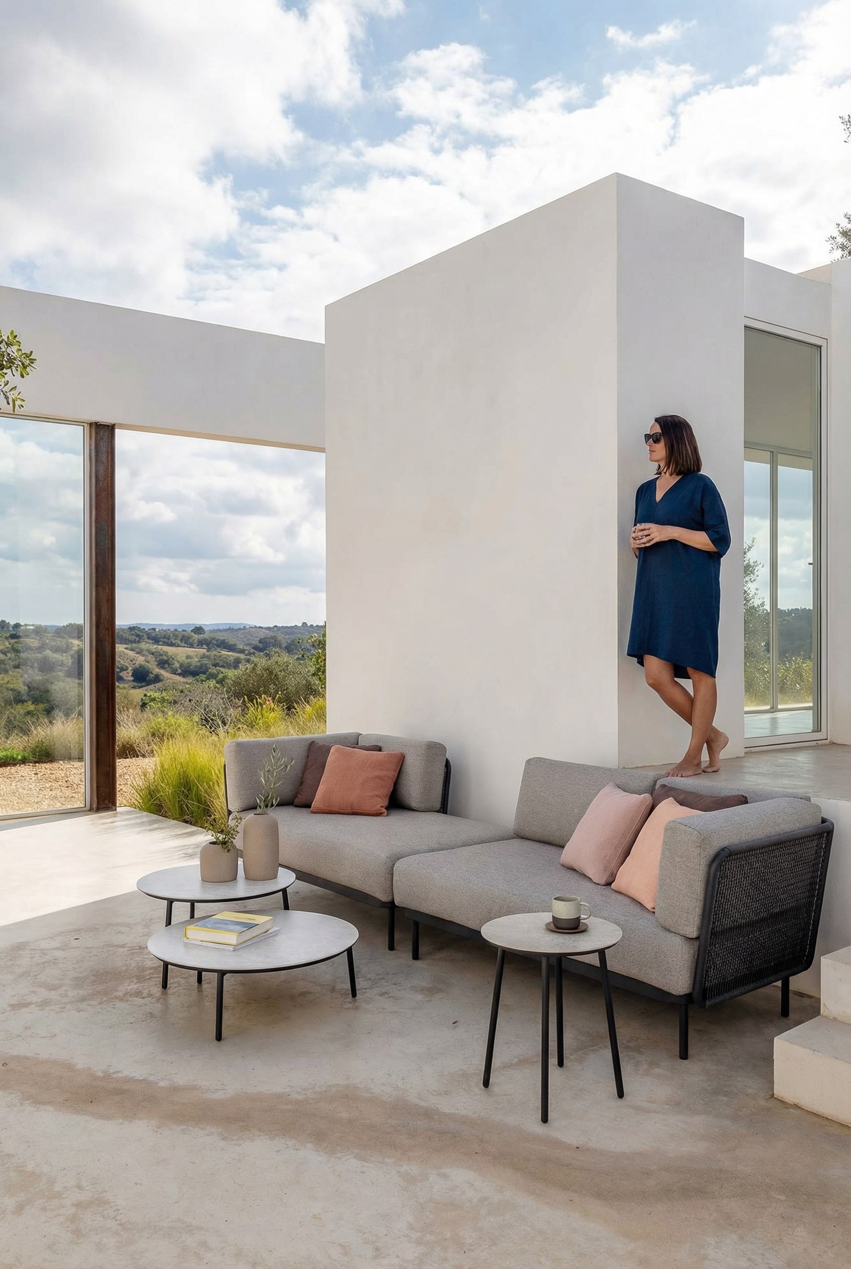 &Eacute;l&eacute;gante petite table d'appoint d'ext&eacute;rieur sur une terrasse